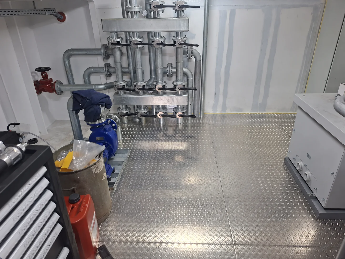 Leidingwerk en aluminium vloeren